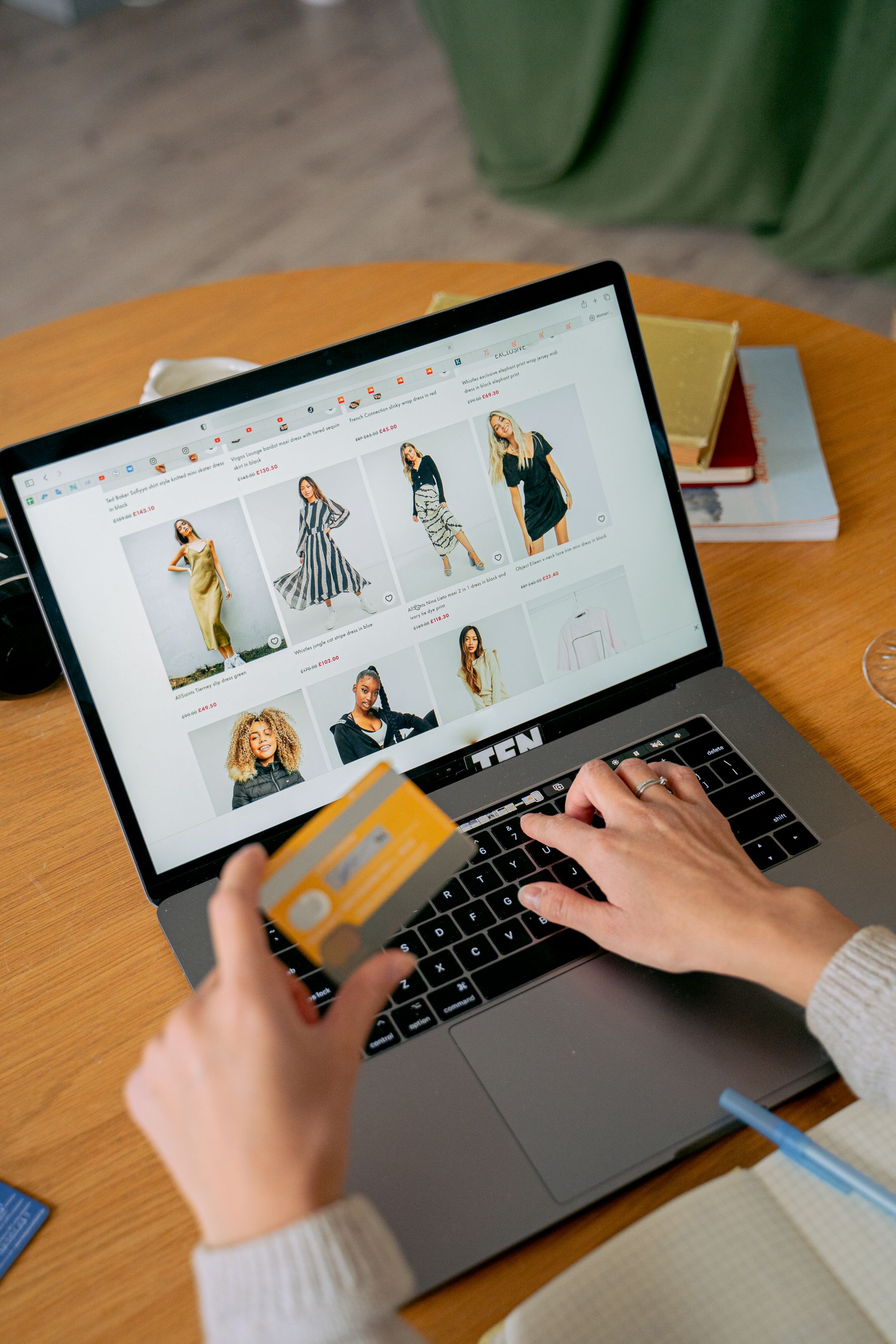 Cliente comprando en una tienda online WooCommerce desde un portátil