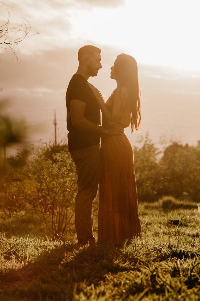 Casal olhando um para o outro ao entardecer, representando reconexão emocional