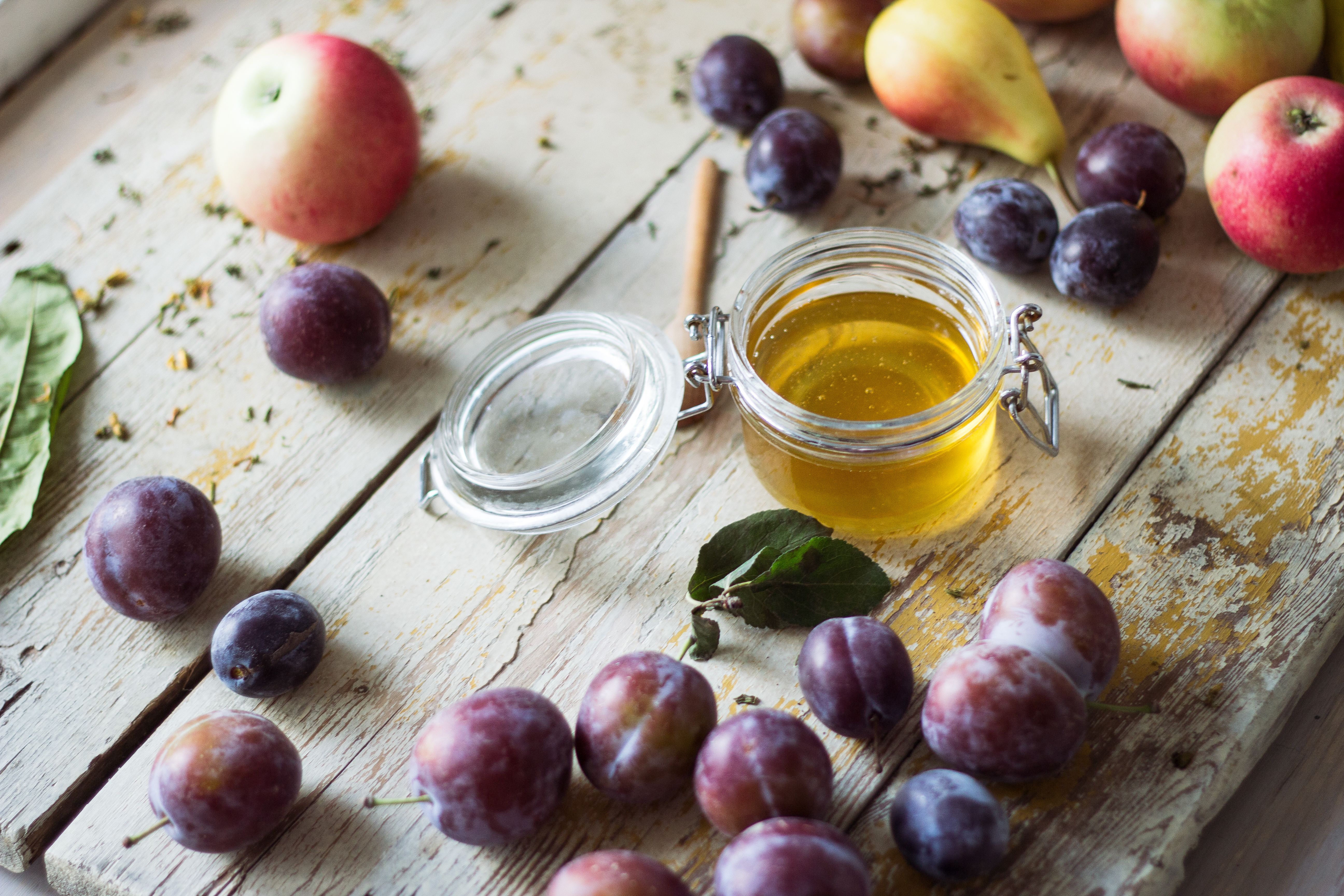plumes apples and honey in jar