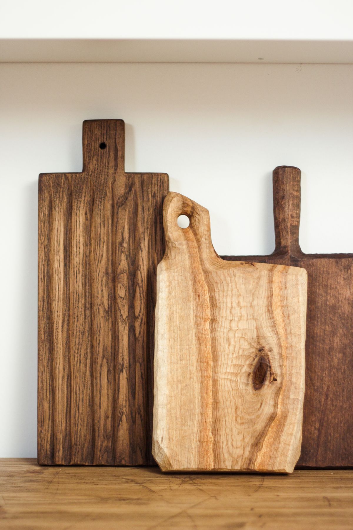 Sélection de planches à découper en bois neuves dans une cuisine