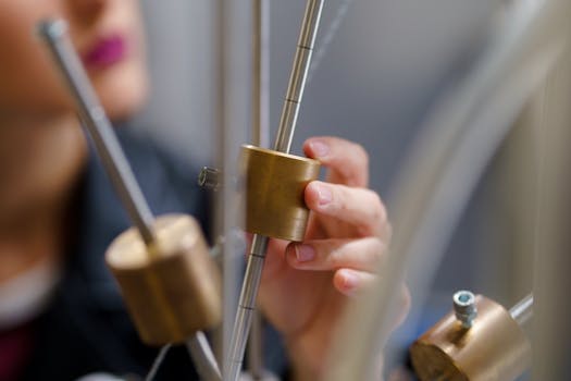 Persona Che Tiene La Tazza D'acciaio D'ottone