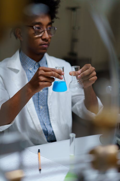 Homme En Chemise Boutonnée Blanche Tenant Une Tasse En Plastique Bleu