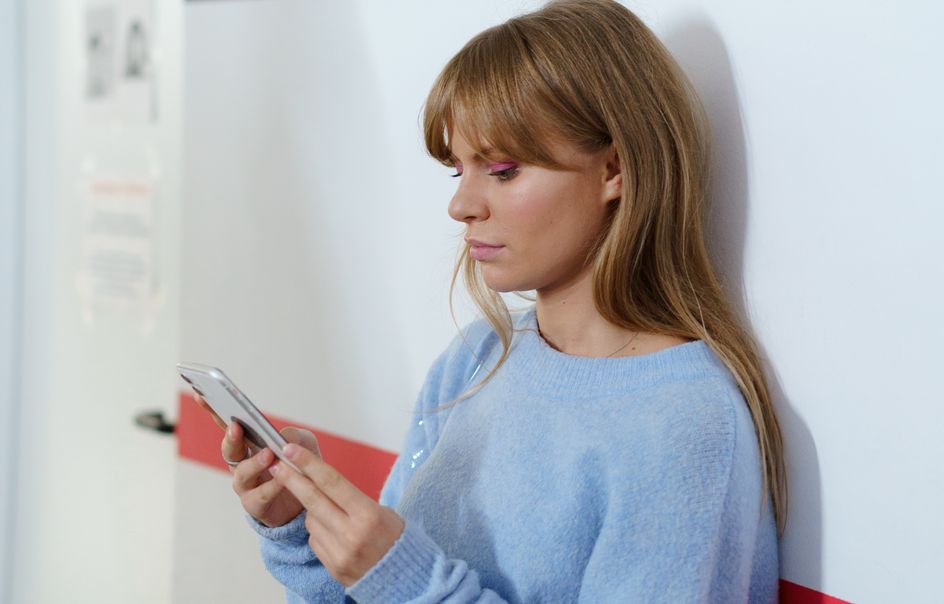 Online dating: starting a conversation on a niche platform