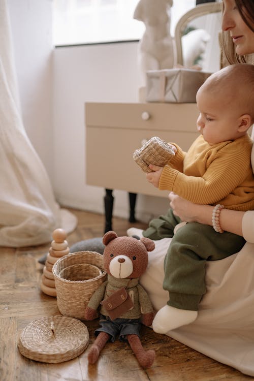 Gratis stockfoto met baby, familie, houten speelgoed