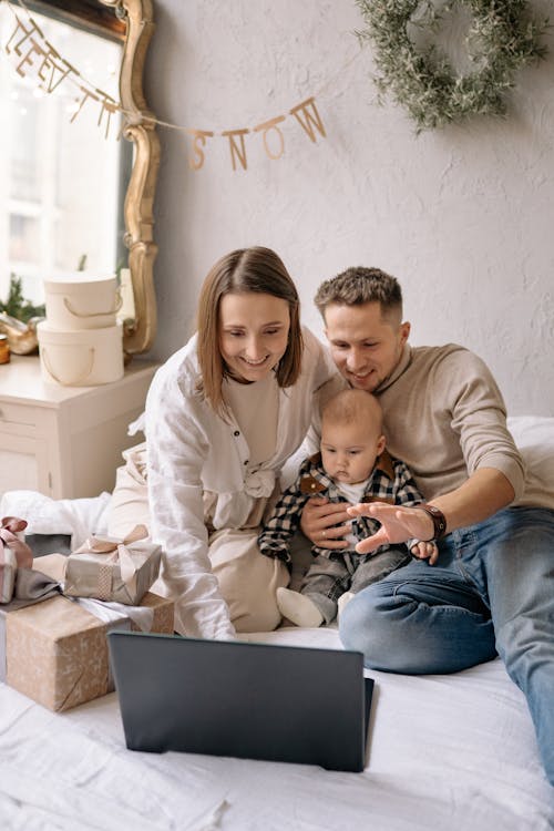 Kostnadsfri bild av bärbar dator, bebis, familj