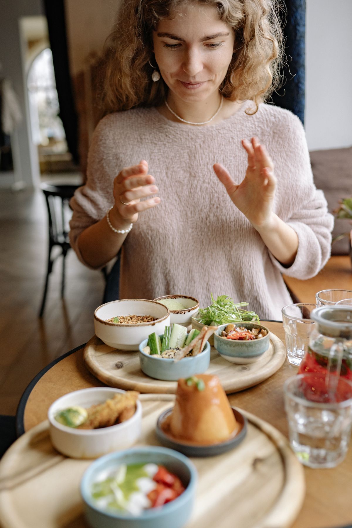 Plato saludable con porción moderada de comida