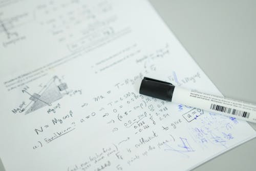 흰색 프린터 용지에 흰색과 검은 색 마커 펜