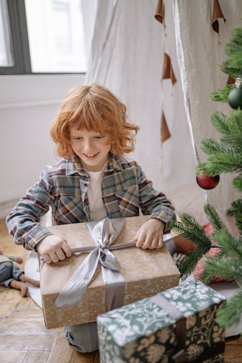 Photos gratuites de boite cadeau, enfant, période de noël