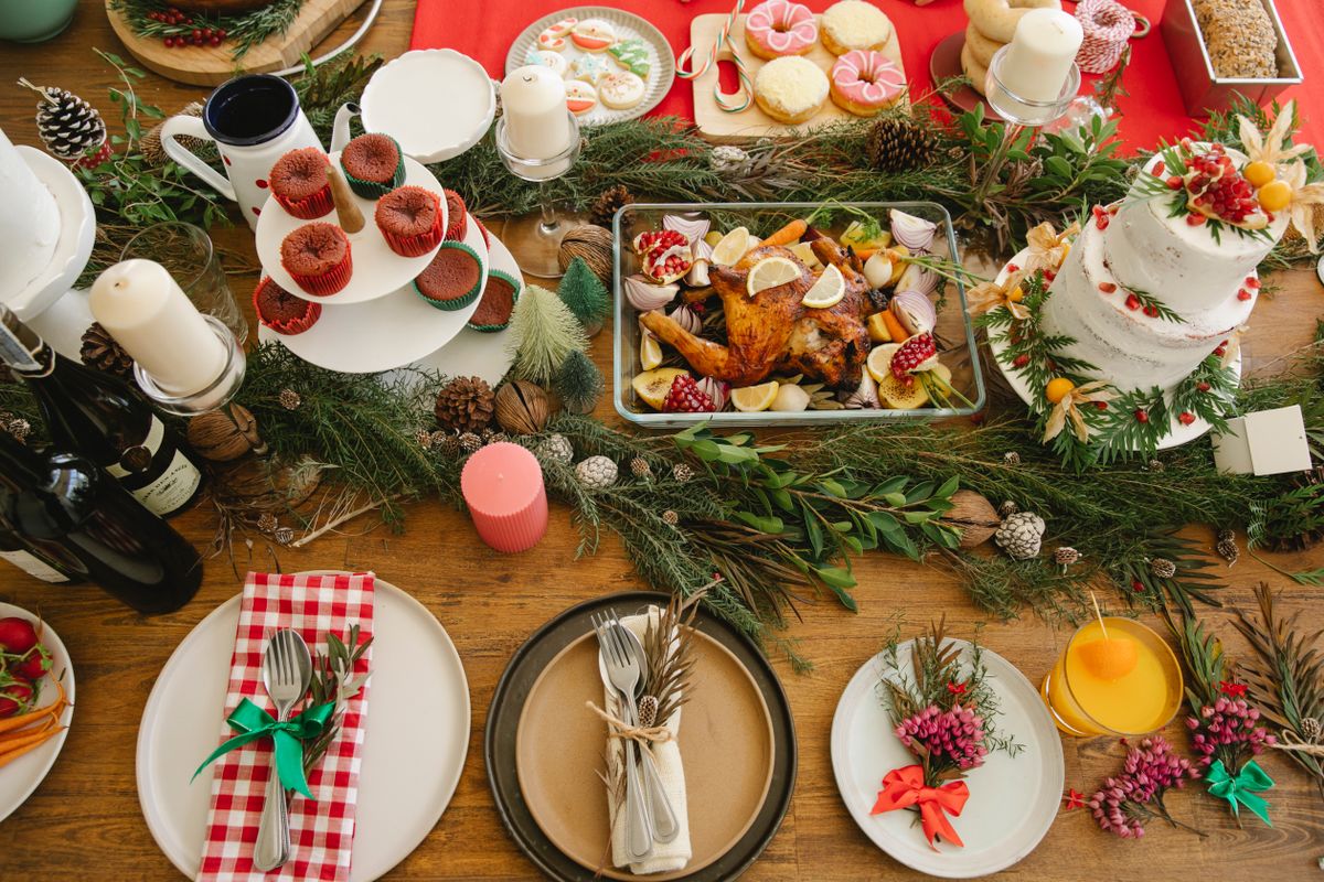 Festive christmas tablescape ideas with a decorated dinner table ready for guests