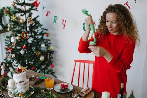 Meisje In Rood Shirt Met Ronde Hals En Lange Mouwen Met Groene Plant