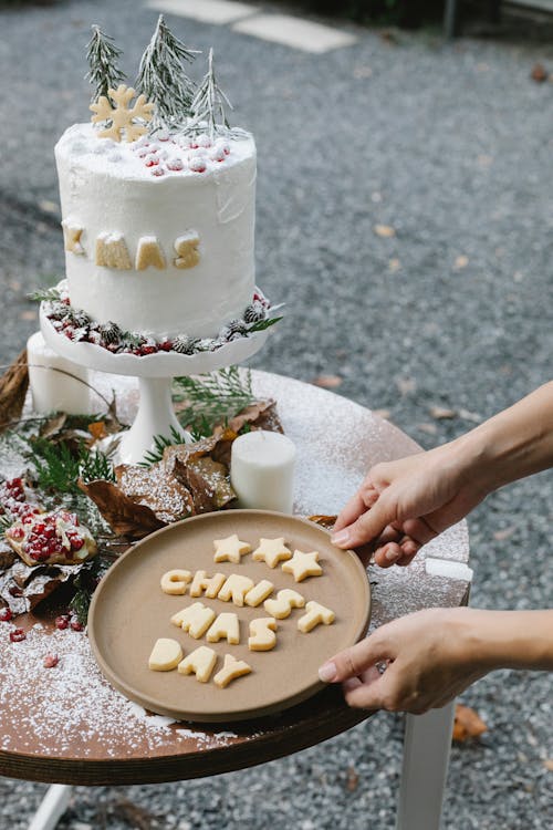 Crop cook with decorative Christmas Day title near tasty cake