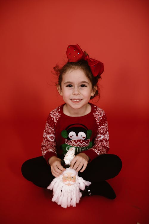 Chica En Suéter Rojo Y Blanco Con Peluche De Oso Blanco Y Marrón