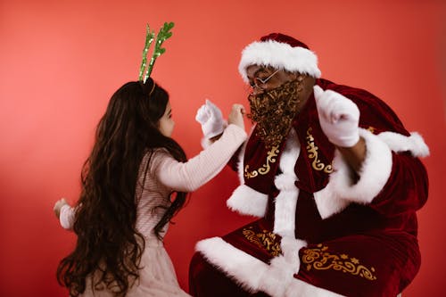 Donna In Cappello Rosso E Bianco Della Santa Che Tiene Rosa Rossa