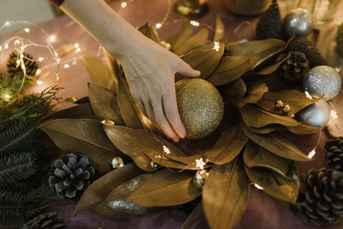 Person, Die Goldene Runde Frucht Hält