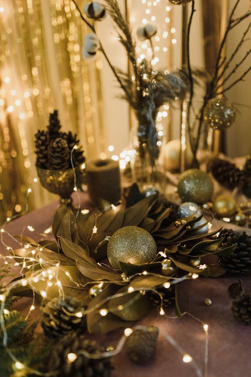 бесплатная Золотые и серебряные шары на коричневый деревянный стол Стоковое фото