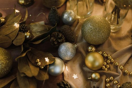 Free Elegant holiday decor with golden and silver glitter ornaments for festive celebrations. Stock Photo