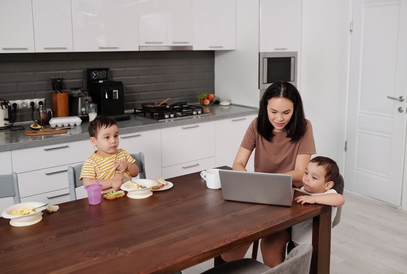 Mamá agobiada frente a la laptop buscando información