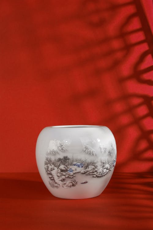 Бесплатное стоковое фото с вертикальный выстрел, керамическая чашка, красный фон