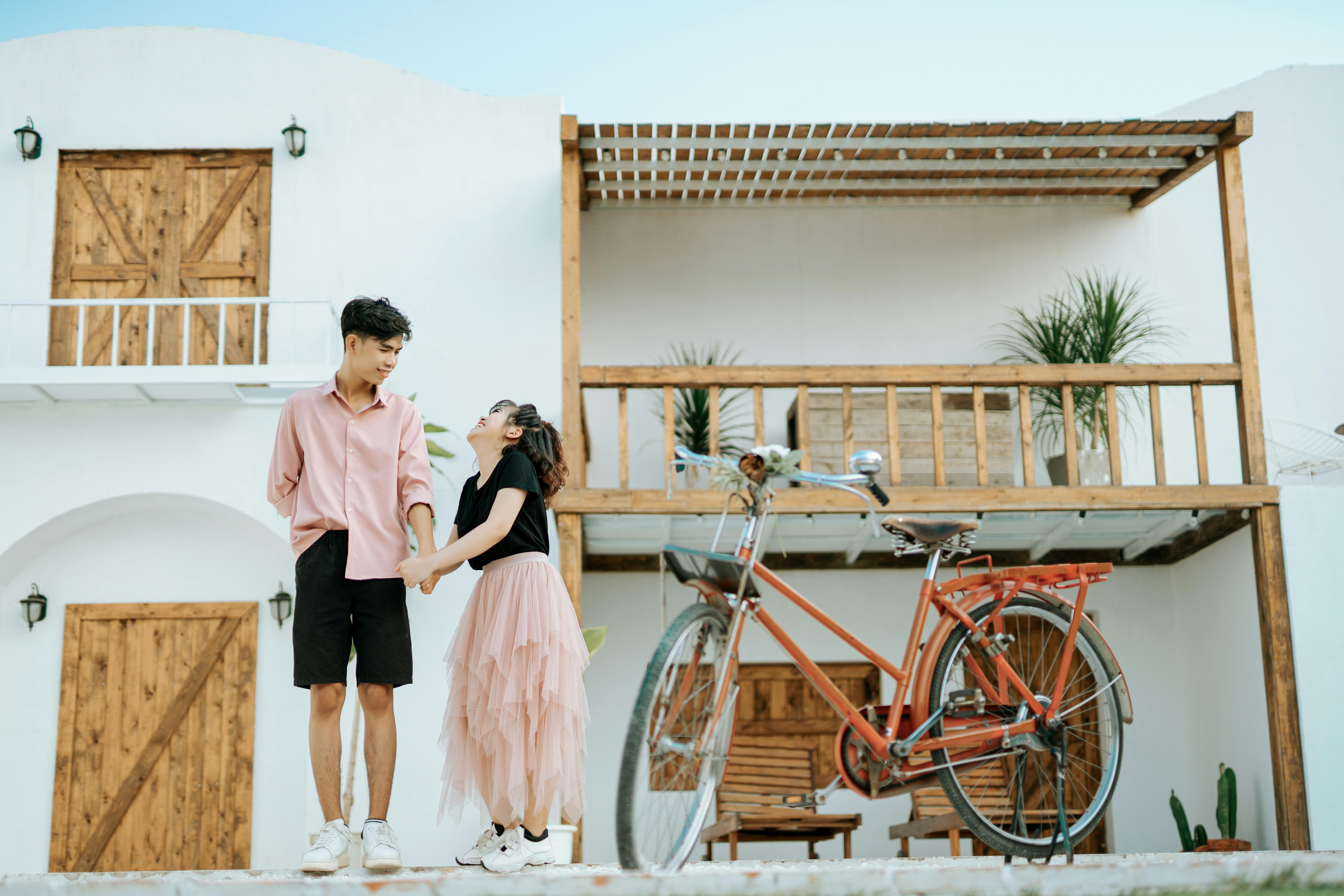 Fairy Tale Beginnings: How Love Blossomed for these⁢ Celebrity Couples