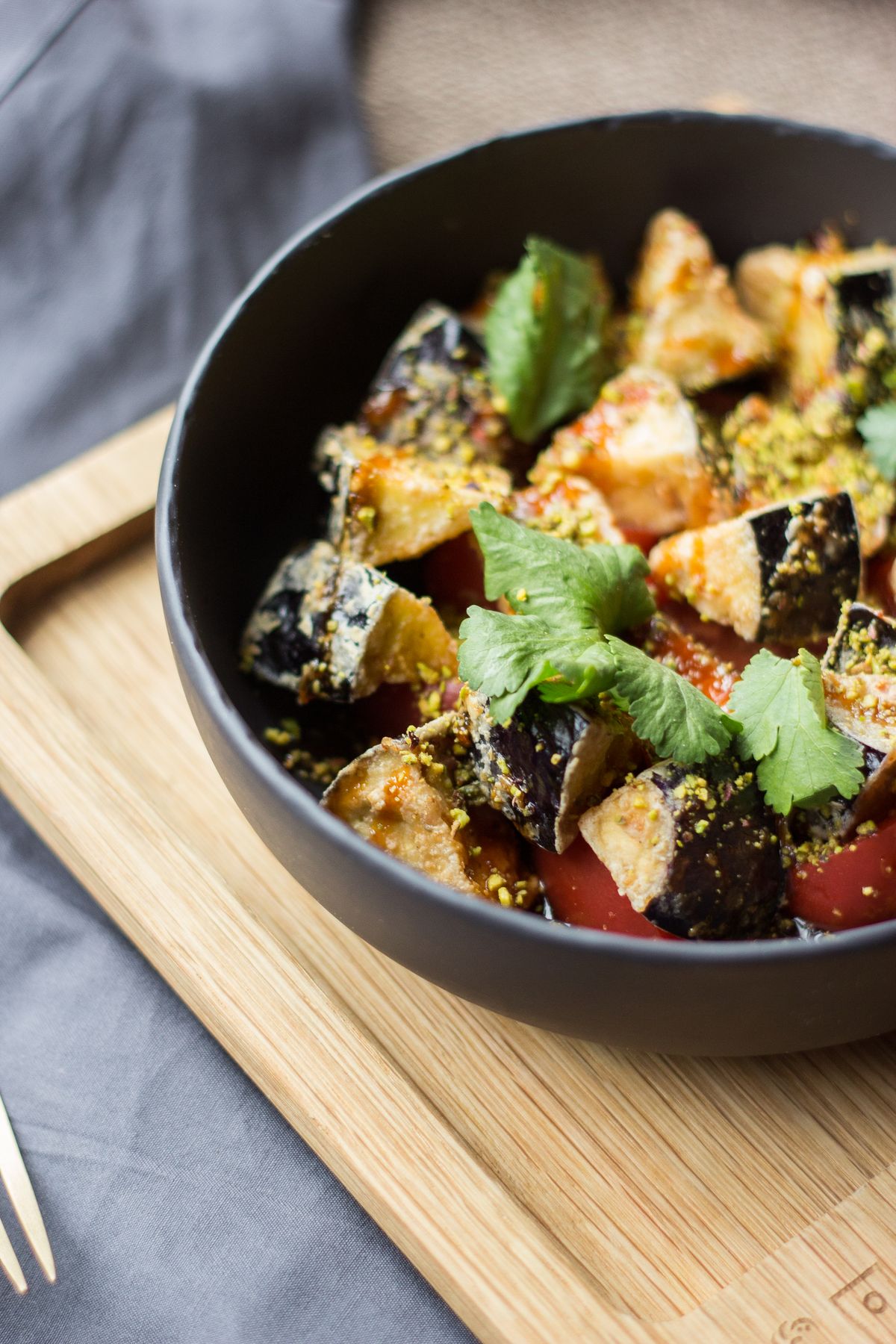 Caponata d'aubergine grillée, tomates et coriandre