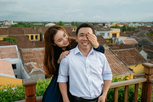 malaysia free dating app couple enjoying a rooftop view