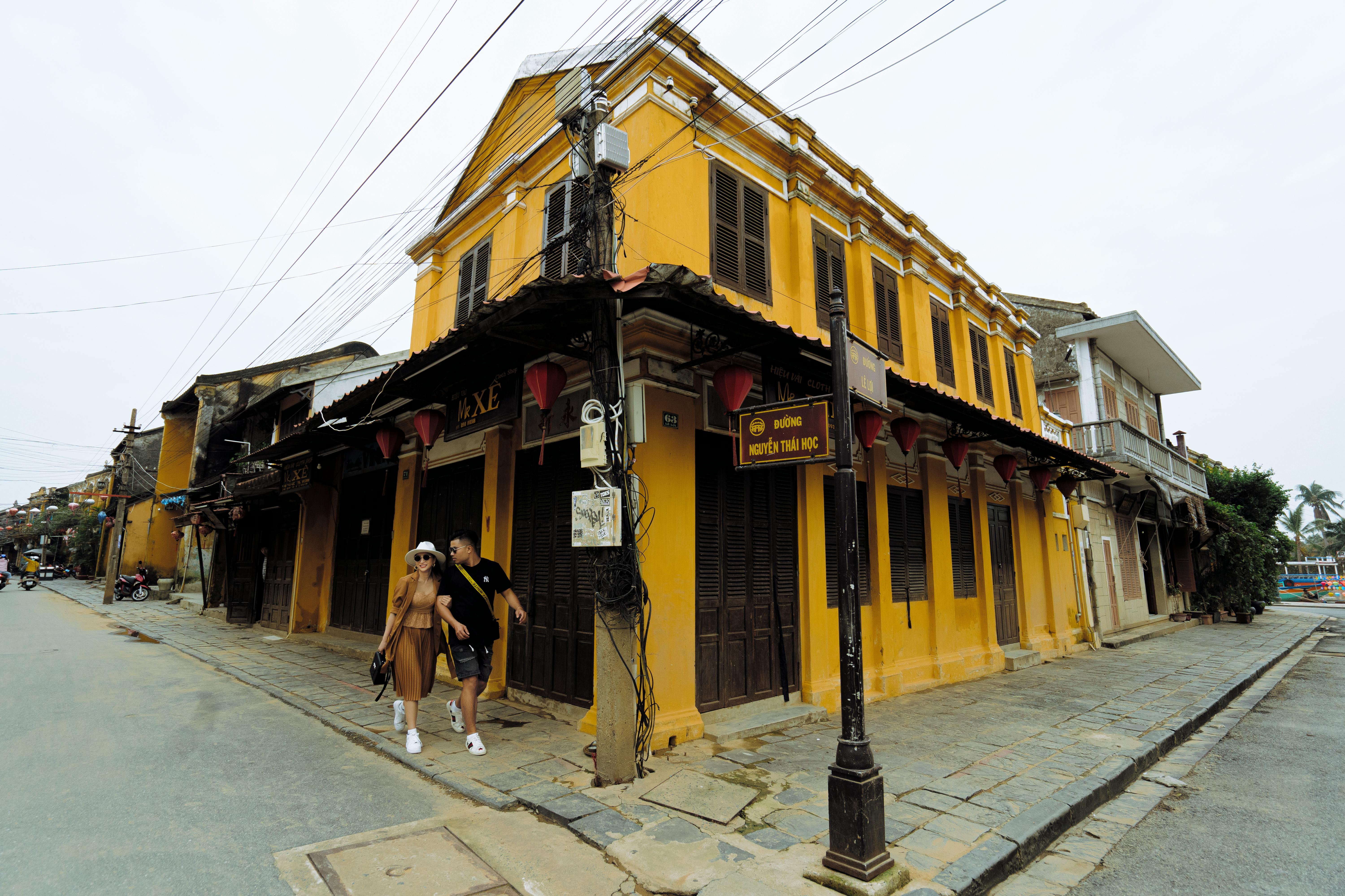 A Stroll Through History: Exploring the Binnenhof and Beyond