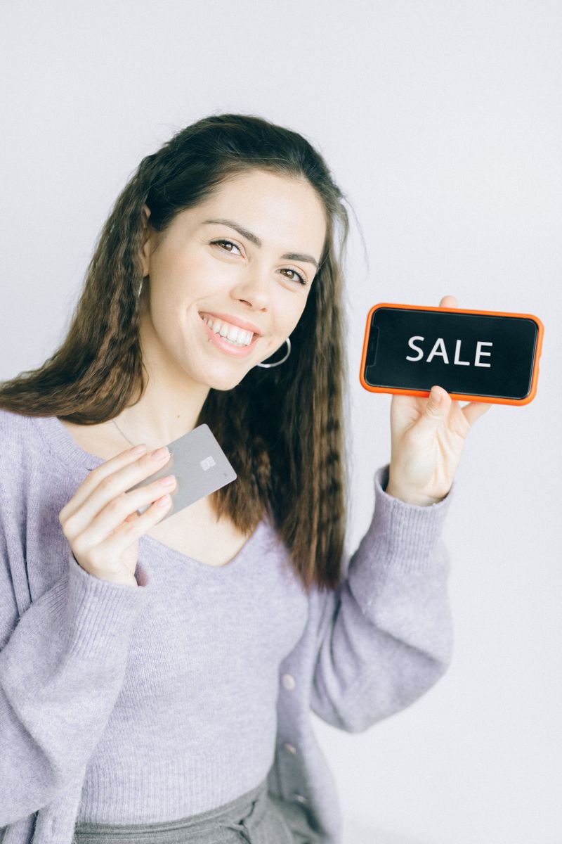 Seseorang menggunakan smartphone dengan aplikasi belanja, mencari kode promo dan diskon