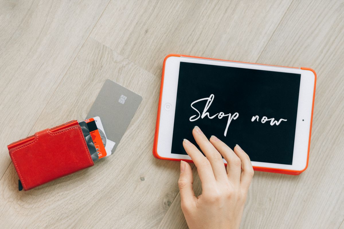 スマホとカードでネット通販の買い物をするイメージ