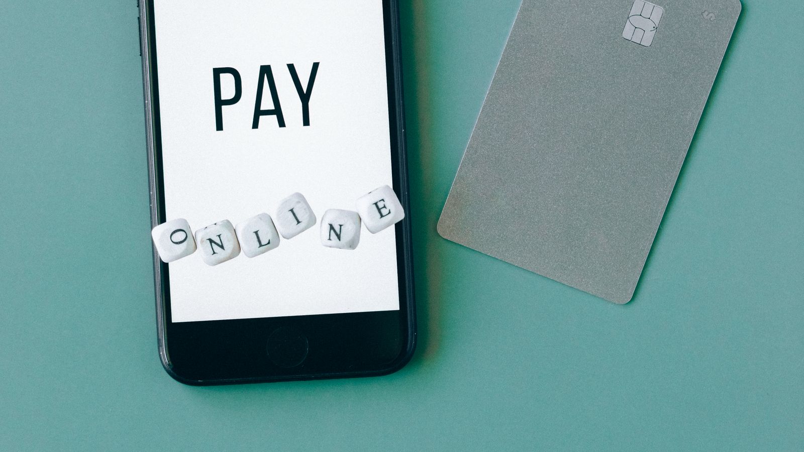 Smartphone y tarjeta sobre un fondo verde