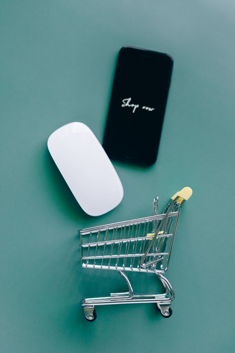 Ilustrasi smartphone dengan notifikasi penurunan harga — pembeli online menerima alert diskon