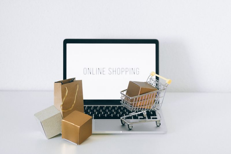 Pangsa pasar e-commerce Indonesia: Shopee memimpin dengan 45%, diikuti Tokopedia dan TikTok Shop 34%