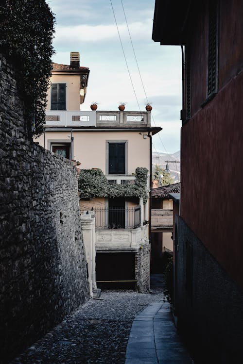 Edificio In Cemento Marrone E Bianco