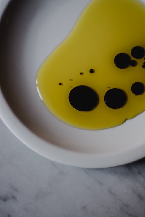 白色陶瓷碗上的黄色和黑色笑脸