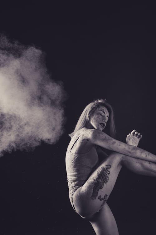 インドア, グレースケール, コンテンポラリーダンサーの無料の写真素材