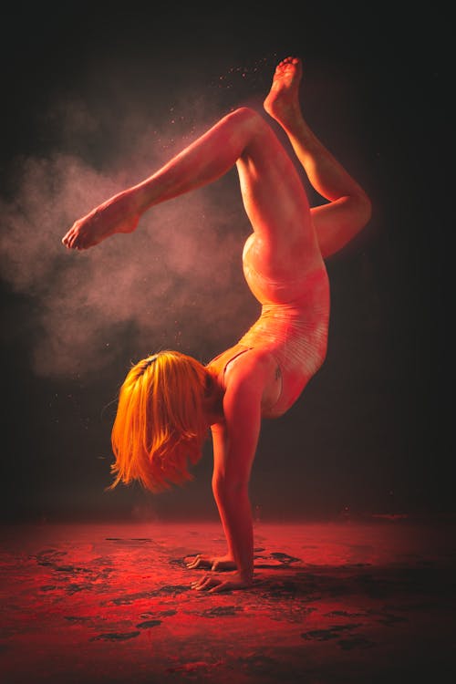 Foto d'estoc gratuïta de acrobat, ballant, ballarina contemporània