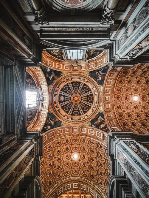 Free A stunning view of an ornate dome ceiling with classical architecture details, rich in artistry. Stock Photo