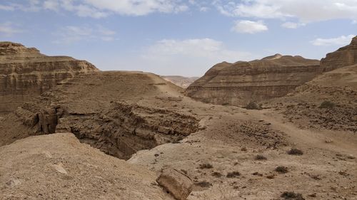 Free Explore the captivating beauty of a rugged desert landscape under a clear sky. Stock Photo