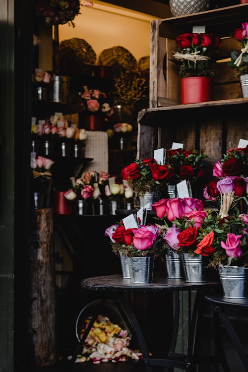 Rosa Und Weiße Blumen In Klarer Glasvase