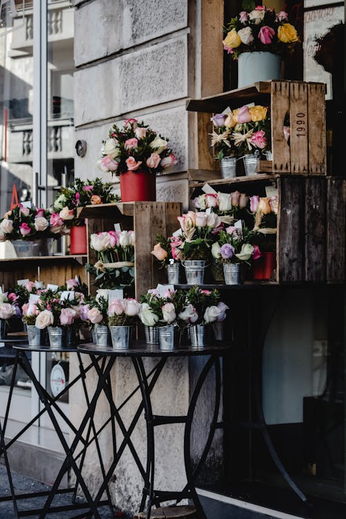 Free Fleurs Rouges Et Blanches Sur Table En Métal Noir Stock Photo