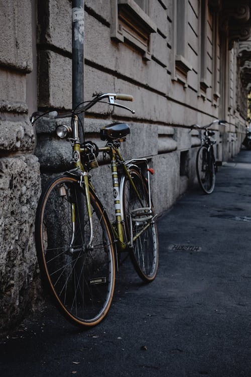Czarno żółty Rower Miejski Zaparkowany Obok Szarej Betonowej ściany