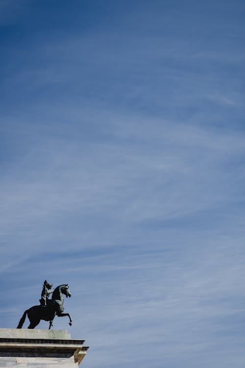 Gratis Persone A Cavallo Sotto Il Cielo Blu Foto a disposizione