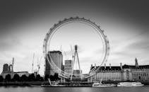 伦敦眼和泰晤士河的黑白长镜头曝光，捕捉了城市建筑和地标