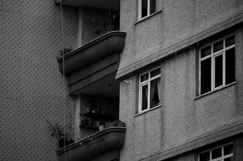 Photos gratuites de balcon, bâtiment, échelle des gris