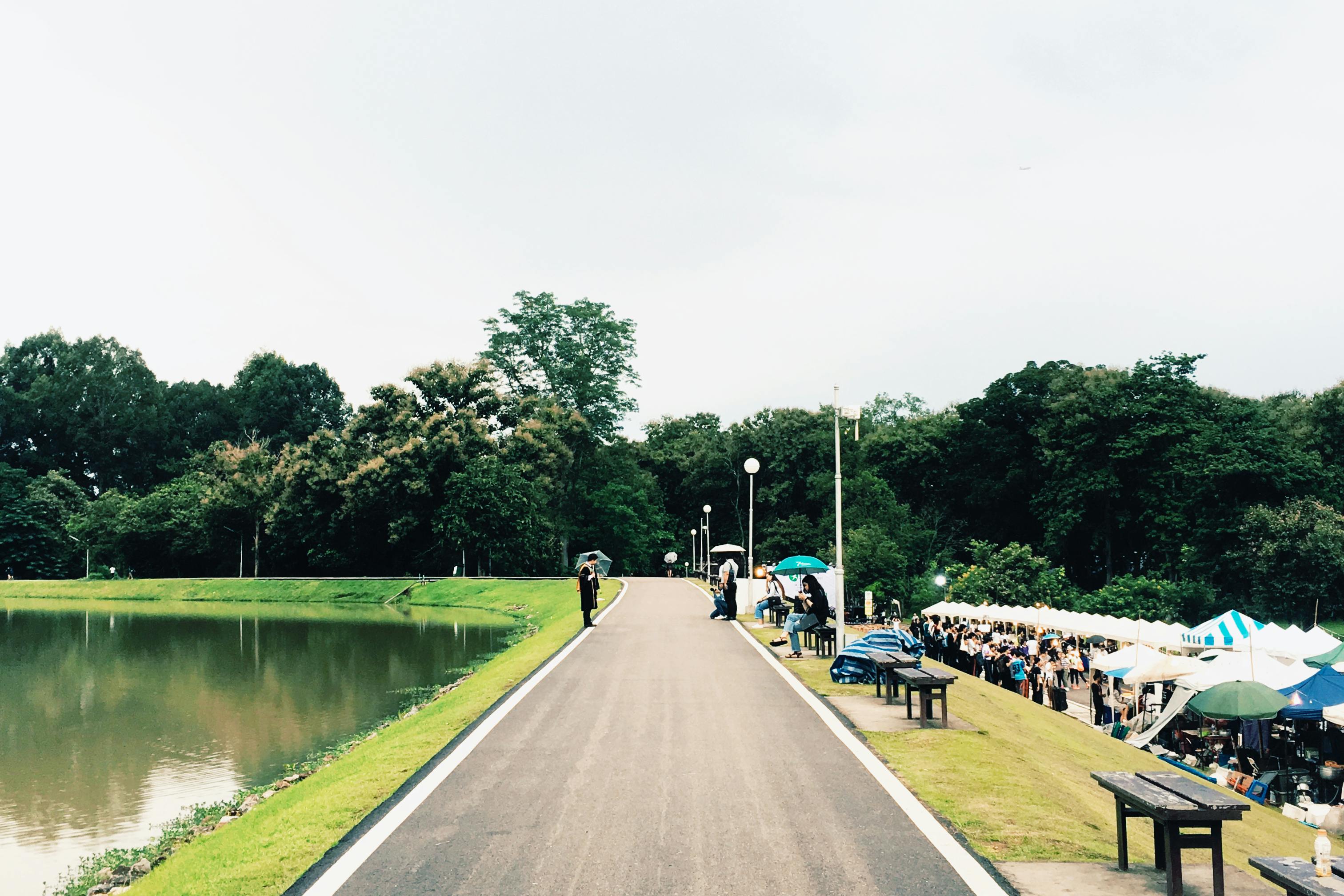 公园内设有帐篷、长凳和池塘等户外活动设施，池塘的景色宁静宜人