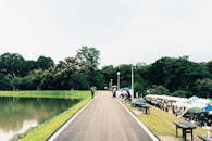 公园内设有帐篷、长凳和池塘等户外活动设施，池塘的景色宁静宜人