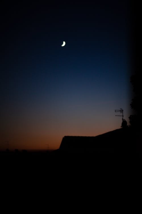 Foto de stock gratuita sobre buenas noches, cielo, fotografía de luna,  luna, luna creciente, noche, silueta, tiro vertical