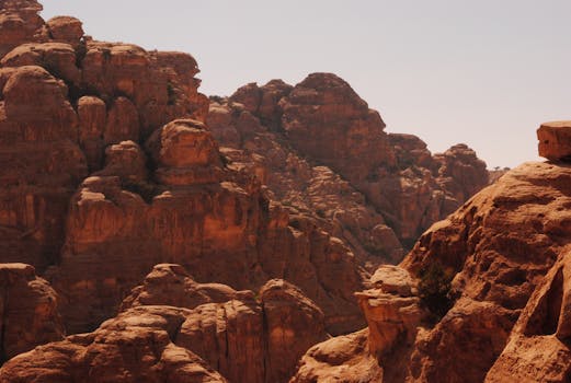 拍摄约旦佩特拉戏剧性的砂岩悬崖，展现其令人惊叹的自然干旱之美