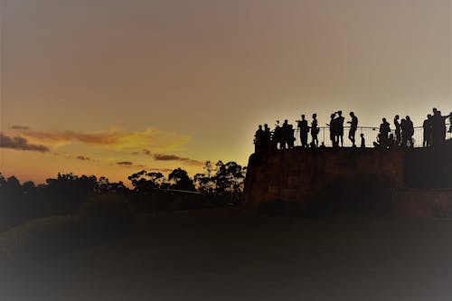 Silhouette De Personnes Debout à La Terrasse