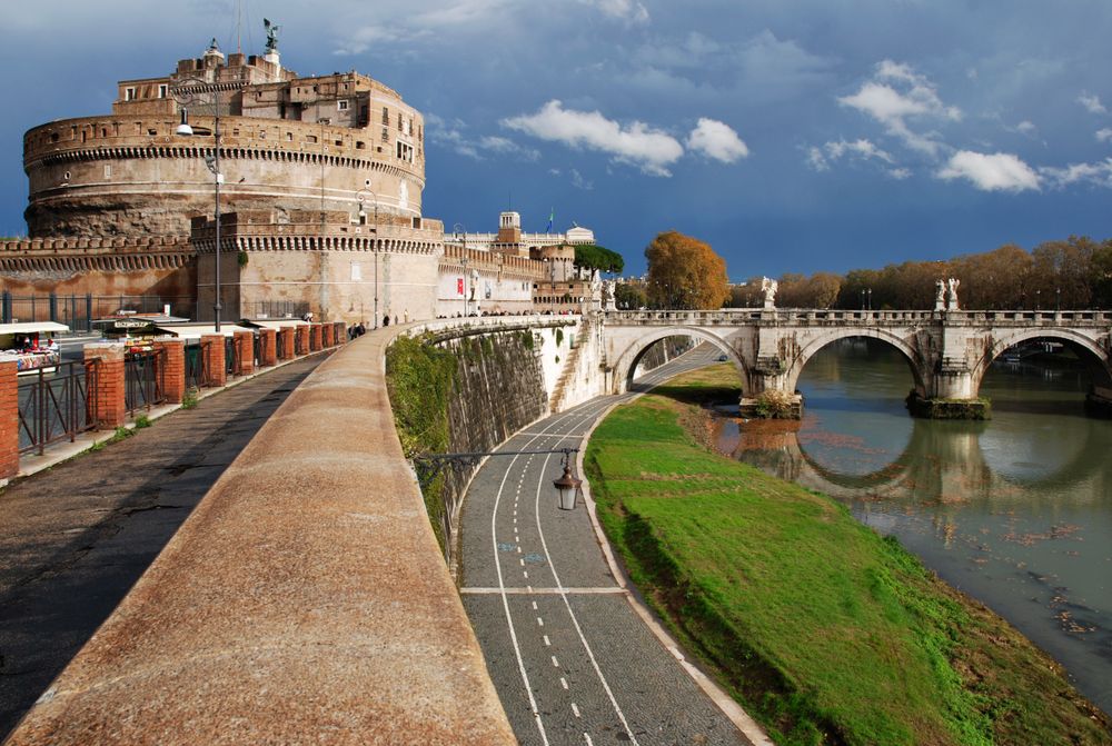Castel Sant'Angelo și podul cu îngeri, peste Tibru, în Roma