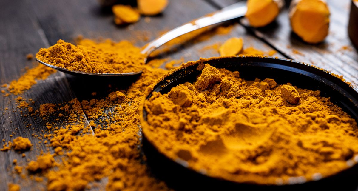 Turmeric powder and rhizomes